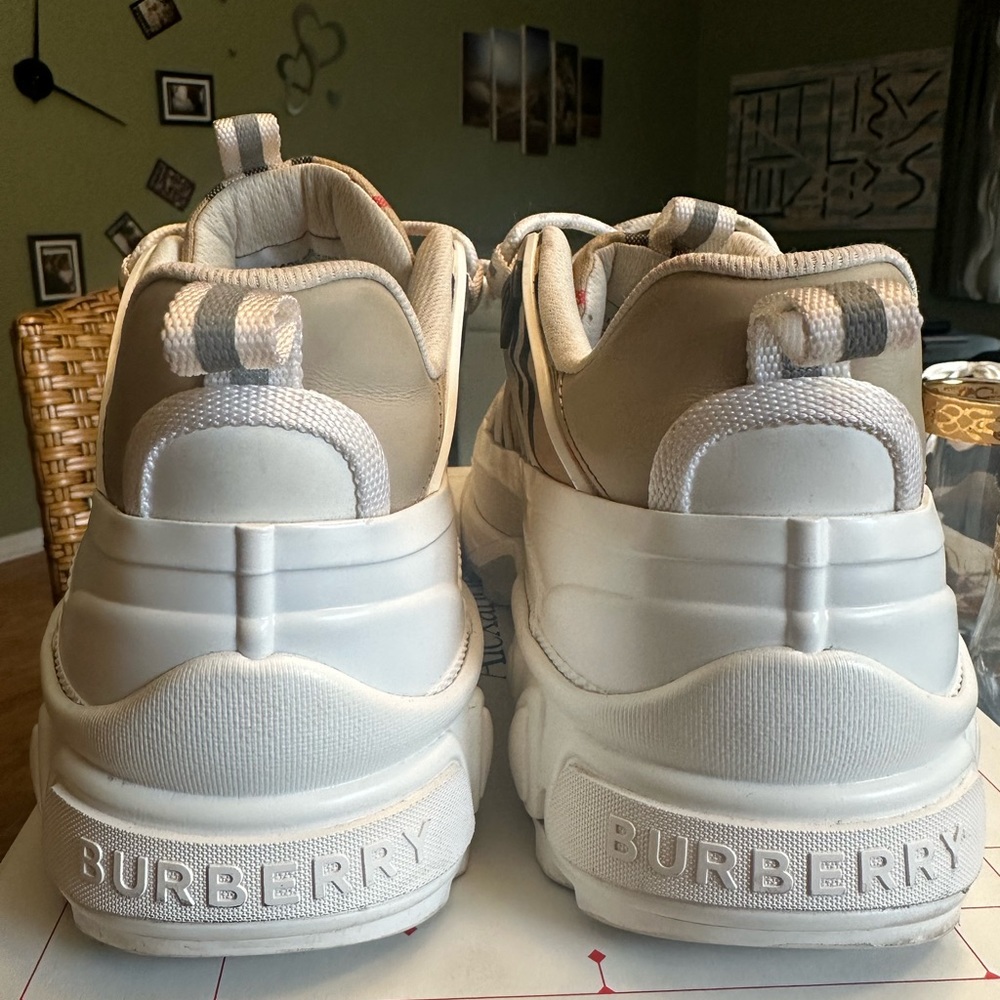 Men’s Burberry shoes size 43 excellent condition no box - Picture 2 of 4